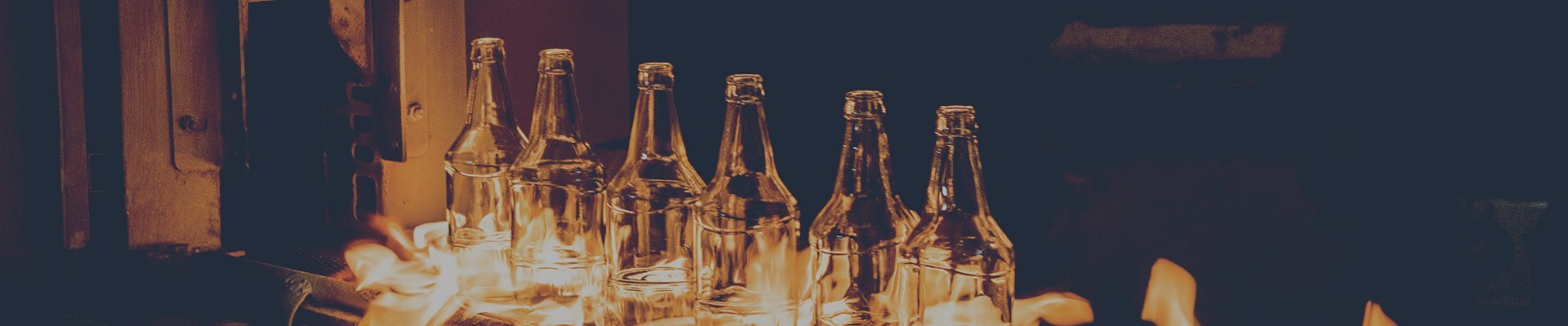  Eine Collage der Herstellung von Glasflaschen, gelbes Farböl in einer Flasche und ein Öltropfen in der Mitte