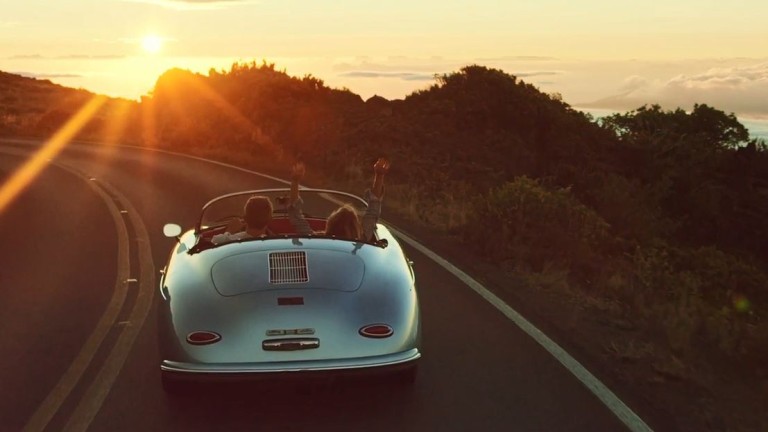 Entwicklung Cabrio fährt in den Sonnenuntergang